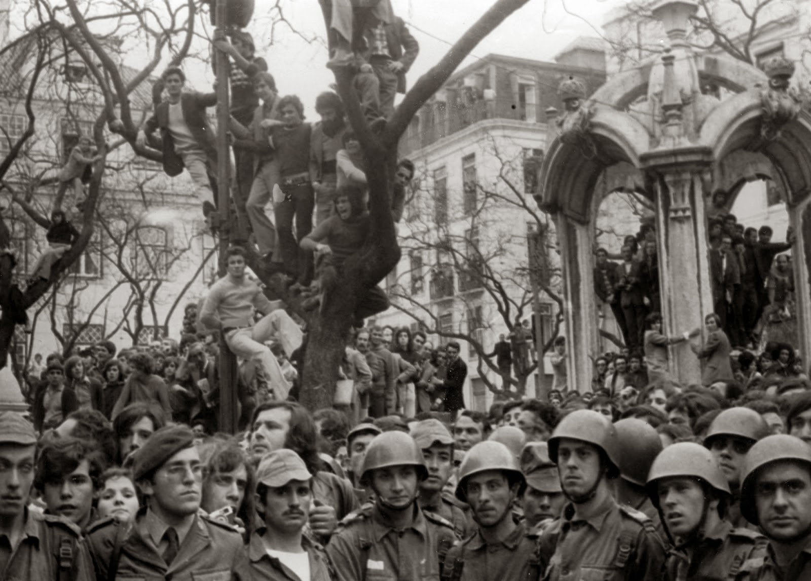 ComJeitoeArte Revolução de Abril Liberdade, Democracia e Paz O fim da censura ComJeitoeArte Revolução de Abril Liberdade, Democracia e Paz O fim da censura