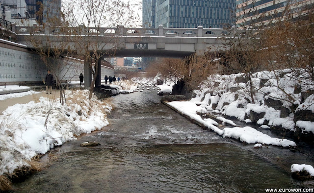 Arroyo Cheonggyecheon de Seúl, con nieve