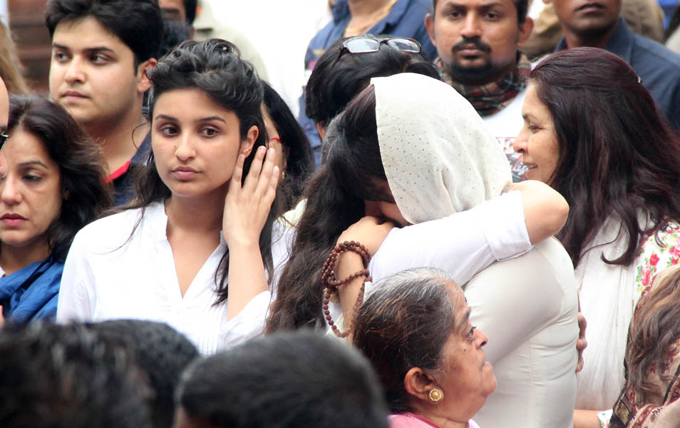 Celebs At Funeral Of Dr. Ashok Chopra Photos