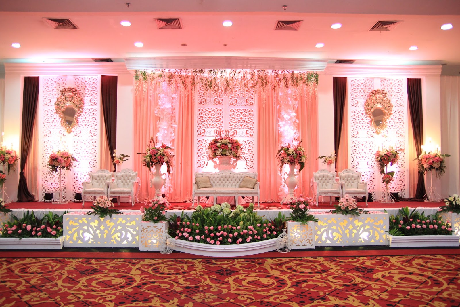 gaun resepsi pernikahan modern 