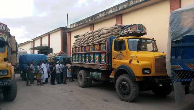 return of the low-grade 19 metric tons of rice ভ্রাম্যমাণ আদালতের অভিযানে নিম্নমানের পঁচা ১৯ মেট্রিক টন চাল ফেরত