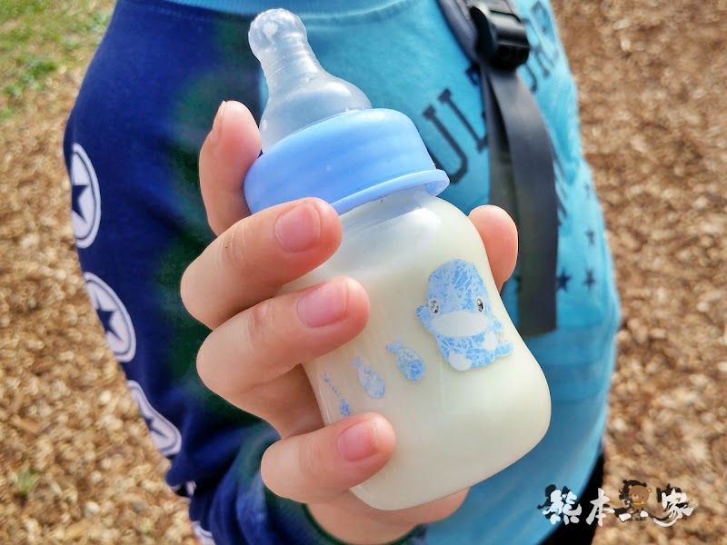苗栗親子必訪|可愛鴨鴨大遊行、兔寶寶、黑山羊生態區~飛牛牧場有趣互動體驗
