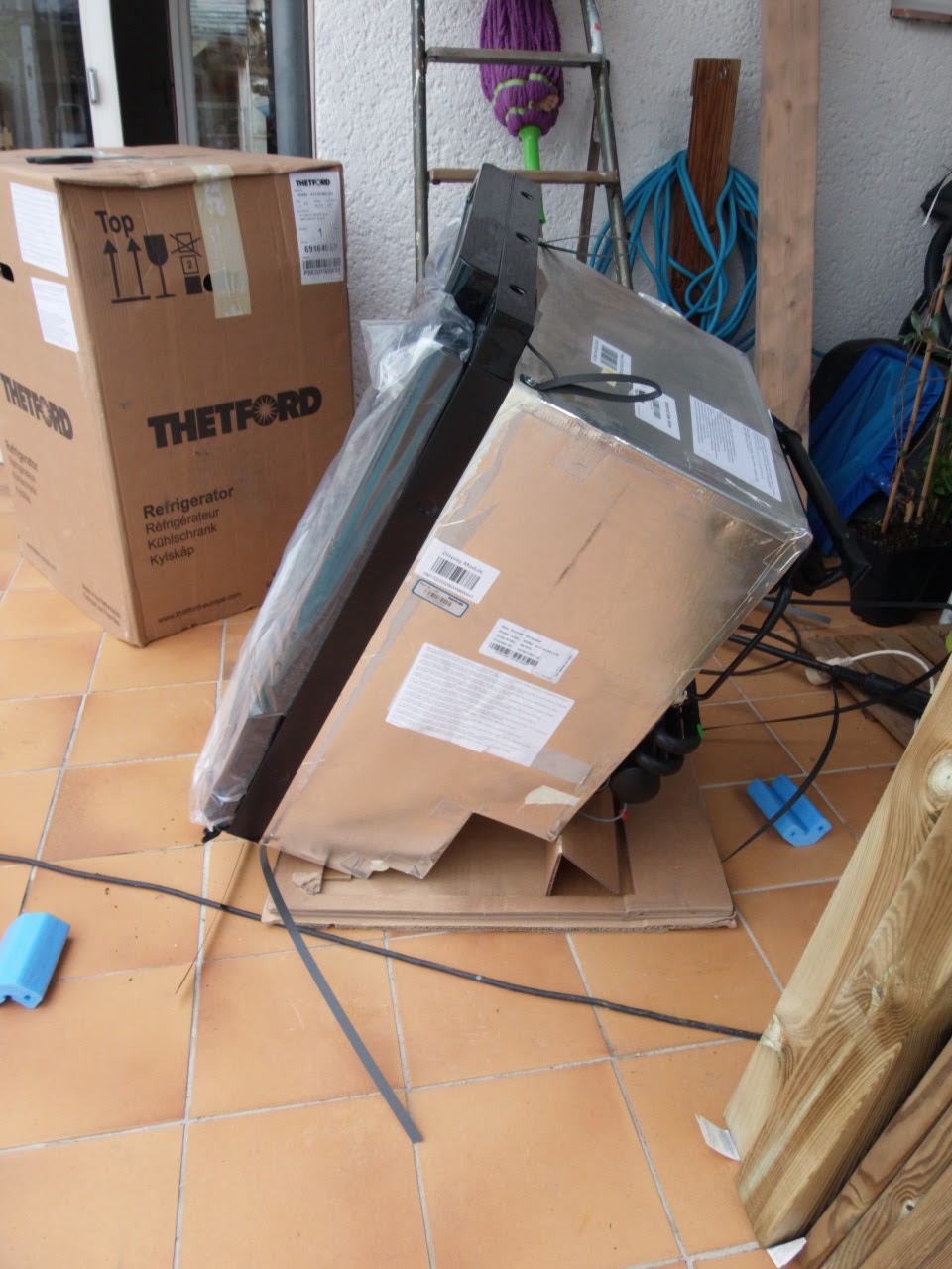 Installation nouveau Frigo Thetford N3000 "trimixte" 12V 220V GAZ 81 LITRES