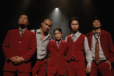 Biografi Band Cokelat Biografi Band Cokelat Biodata Nama : Namara Surtikanti (Kikan) Posisi : Vokal Tempat /Tanggal Lahir : Jakarta, 9 September 1976 Nama : Ernest Fardiyan Sjarif (Ernest) Posisi : Gitar Tempat /Tanggal Lahir : Plaju, 9 Januari 1979 Nama : Febrianto Nugroho Surjono (Ronny) Posis : Bass Tempat /Tanggal Lahir : Jakarta, 26 Februari 1974 Nama : Edwin Marshal Syarif (Edwin) Posisi : Gitar Tempat /Tanggal Lahir : Plaju, 19 Maret 1975 Nama : Ervin Syam Ilyas (Ervin) Posisi : Drummer Tempat /Tanggal Lahir : Bandung, 27 November 1973 Biografi Cokelat adalah nama Grup musik asal Bandung yang berdiri tanggal 25 Juni 1996. Grup musik ini memilih nama "Cokelat" karena mereka ingin musik yang mereka suguhkan bisa dinikmati oleh semua kalangan, seperti halnya makanan cokelat. Mungkin tujuh tahun bersama-sama, berkarya, bekerja keras dan menjalani proses mencapai impian bukanlah jalan yang mudah. Hingga hari ini, Cokelat telah mengalami beberapa kali perubahan personil. Semula ada Kikan, Ronny, Robert, Bernard, dan Deden, kemudian sewaktu rekaman album kompilasi "Indie Ten" (1998) Ervin masuk menggantikan Deden, kemudian pada saat album "Untuk Bintang" (2000) Edwin masuk menggantikan Bernard dan keluarnya Robert menjelang album "Rasa Baru" (2001) dan hingga saat ini Cokelat menemukan formasi terbarunya. Banyak band musik terkenal Indonesia memulai perjalanannya dari
