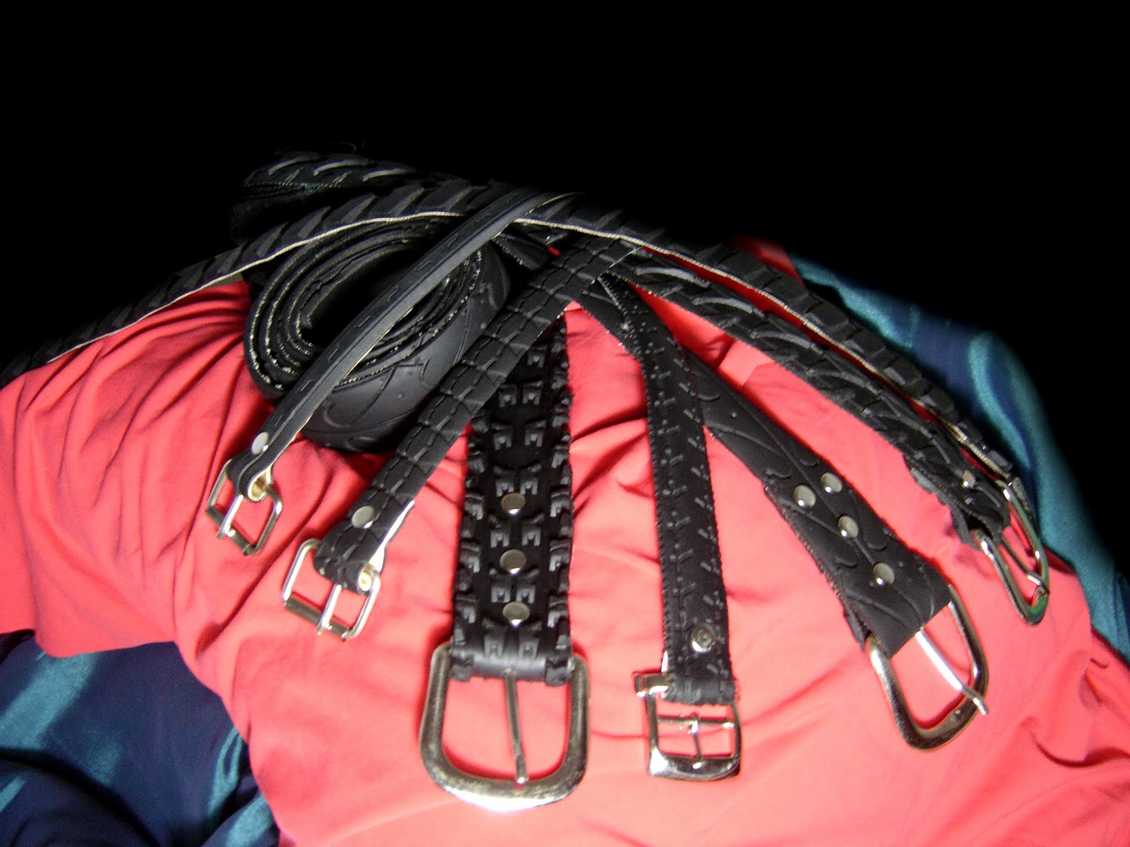 La ArTeSaNíA mE dA aLeGrÍa: CINTURONES hechos con CUBIERTAS de