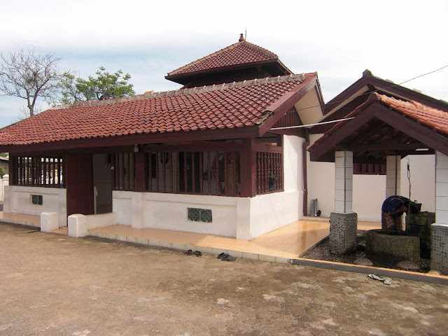 Hasil gambar untuk Masjid Al Alam Marunda dikenal Masjid Gaib, Jakarta