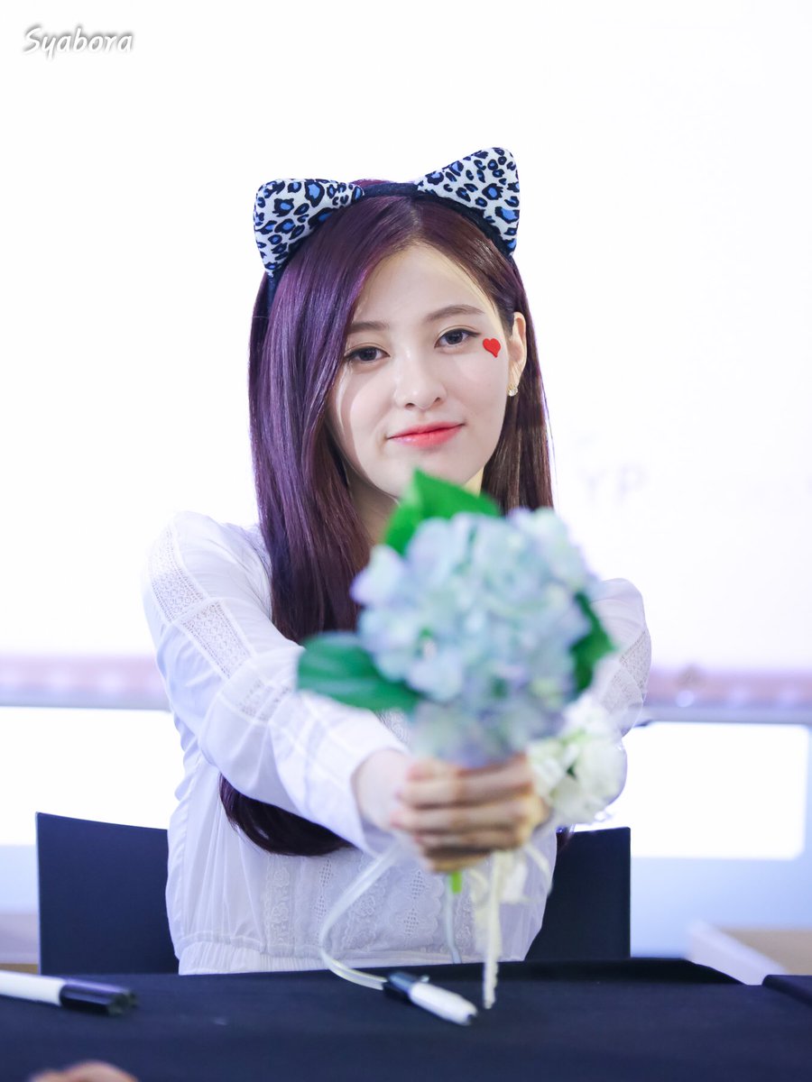 Kpop - DIA Yebin Is An Adorable Catwoman! | Kpop News And Lyrics