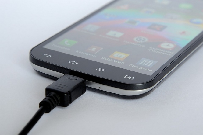 Tips Penting Charge Baterai Smartphone Agar Cepat & Aman Tips Penting Charge Baterai Smartphone Agar Cepat & Aman