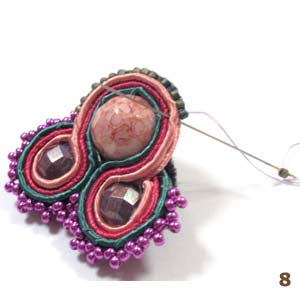 Ahora embellecemos la parte superior del pendiente cosiendo las Delicas