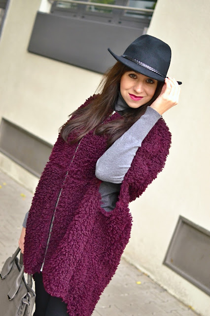 OŠIAĽ V TEXTILNOM RAJI_Katharine-fashion is beautiful_Bordová vesta_Bordové čižmy_Klobúk_Katarína Jakubčová_Fashion blogger OŠIAĽ V TEXTILNOM RAJI_Katharine-fashion is beautiful_Bordová vesta_Bordové čižmy_Klobúk_Katarína Jakubčová_Fashion blogger