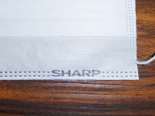 シャープのマスク・SHARPのロゴ