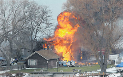RUMAH dibakar Spengler bagi mengumpan anggota-anggota bomba supaya datang ke rumahnya di Webster, New York.