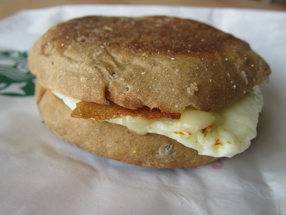 Review Starbucks ReducedFat Turkey Bacon & White Cheddar Classic Breakfast Sandwich