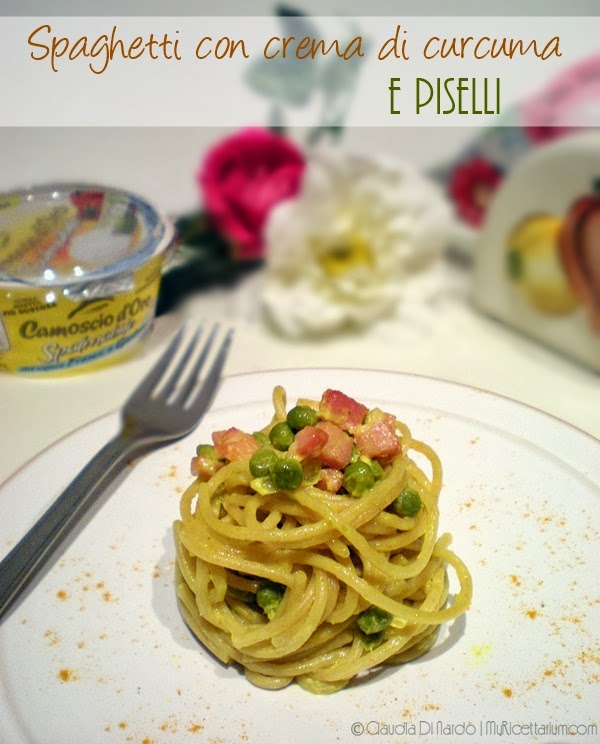 spaghetti integrali con crema di curcuma e piselli