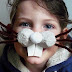 Máscara de nariz de coelhinho feita com caixa de ovo.