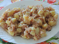 Usitnjen, kuvan pa przen krompir sa rendanim ili seckanim suvim mesom