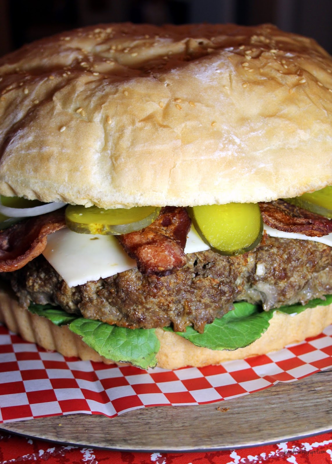 Jo and Sue: Giant Bacon Cheeseburger