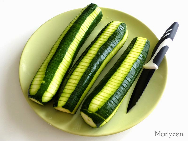 Tranchez les courgettes sans aller jusqu'au bout.