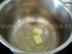Supa de usturoi preparare reteta - topim cubuletele de unt