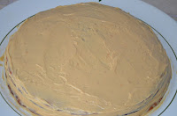 Торт Кармен: Намазать торт кремом из сгущенки