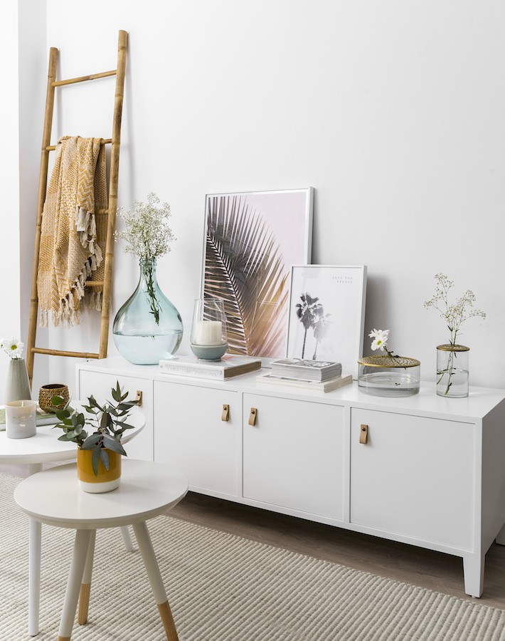 Un apartamento con una decoración natural y fresca