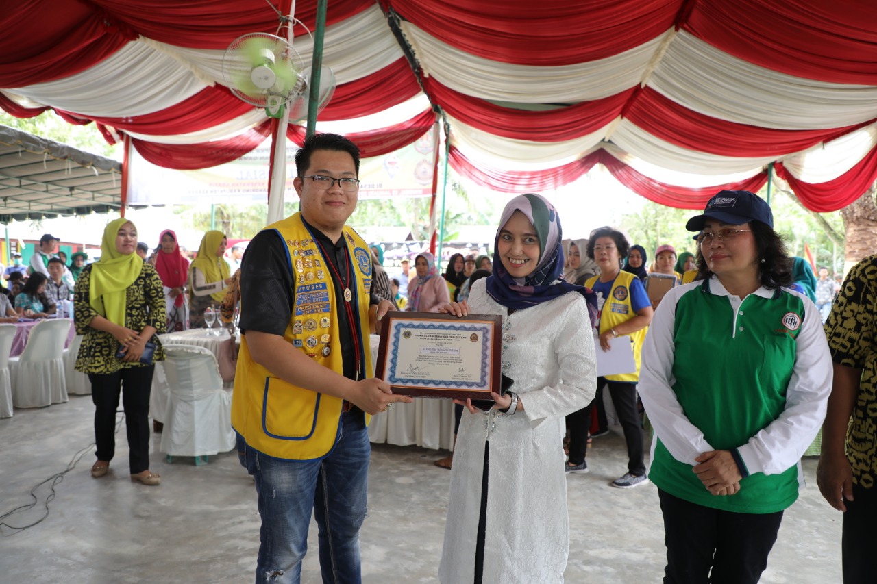 Ketua TP PKK Asahan Hj Winda Fitrika menerima penghargaan. Ketua TP PKK Asahan Hj Winda Fitrika menerima penghargaan.