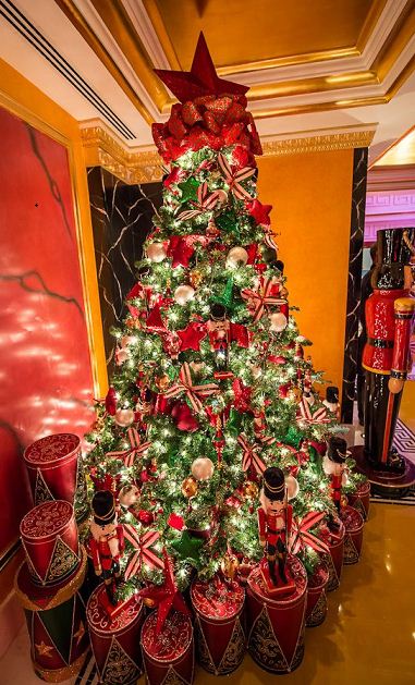 Πώς στολίζουν τα ζώδια το χριστουγεννιάτικο δέντρο