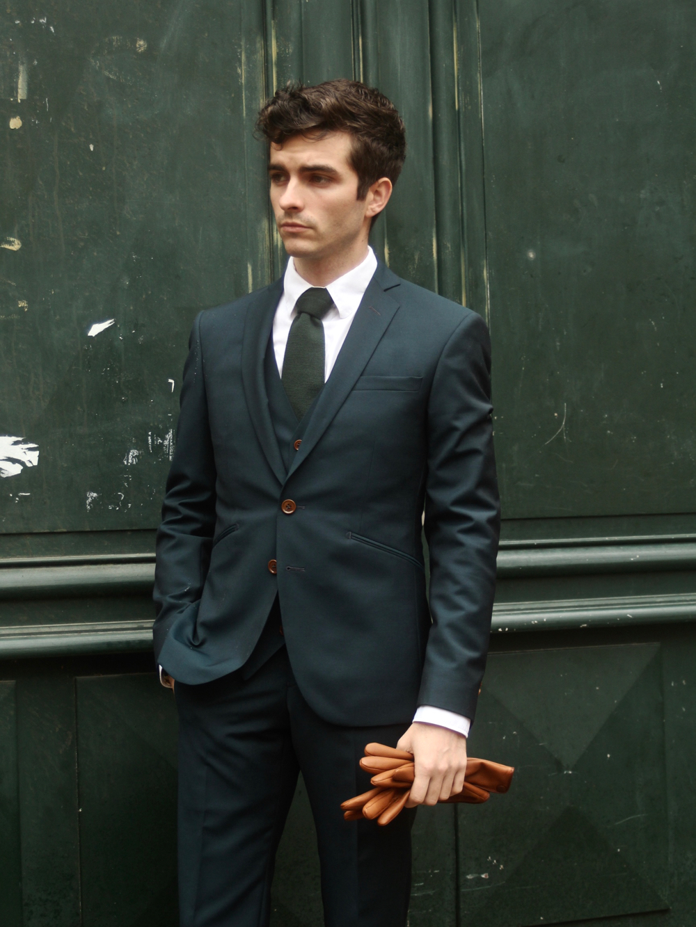 blog-mode-homme-style-elegant-masculin-costume-sur-mesure-vert-samson-bordeaux-paris-qualite-prix-pas-cher-gant-cuir-france-double-bracelet-hermes-complet-trois-pieces-3-smart-dandy-classe-mariage-cravate-berluti-laine-tressee-mocassins-louis-vuitton-pantalon-ourlet-poche-cavalier