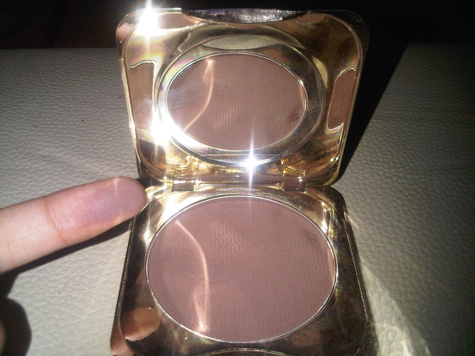 Gold compact. Classics Compact Powder.