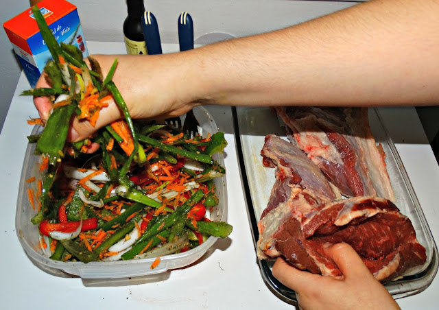 Tomando los vegetales para rellenar la carne