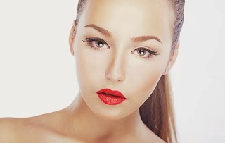 Kόκκινο κραγιόν- O καλύτερος φίλος σου φέτος το χειμώνα! Μάθε τα βήματα που ακολουθούν οι make-up artists για μεγαλύτερη διάρκεια