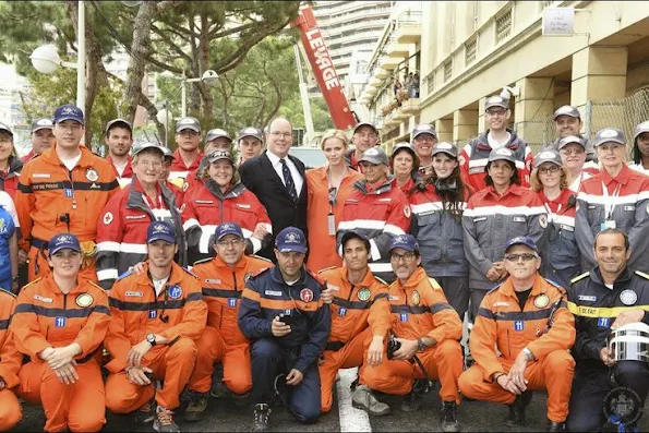 Prince Albert and Princess Charlene met the volunteers from the Red Cross mobilized for the Grand Prix .