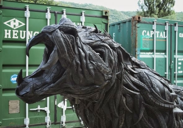 Yong Ho Ji esculturas animais humanos mutantes feitos de pneus reciclados negros