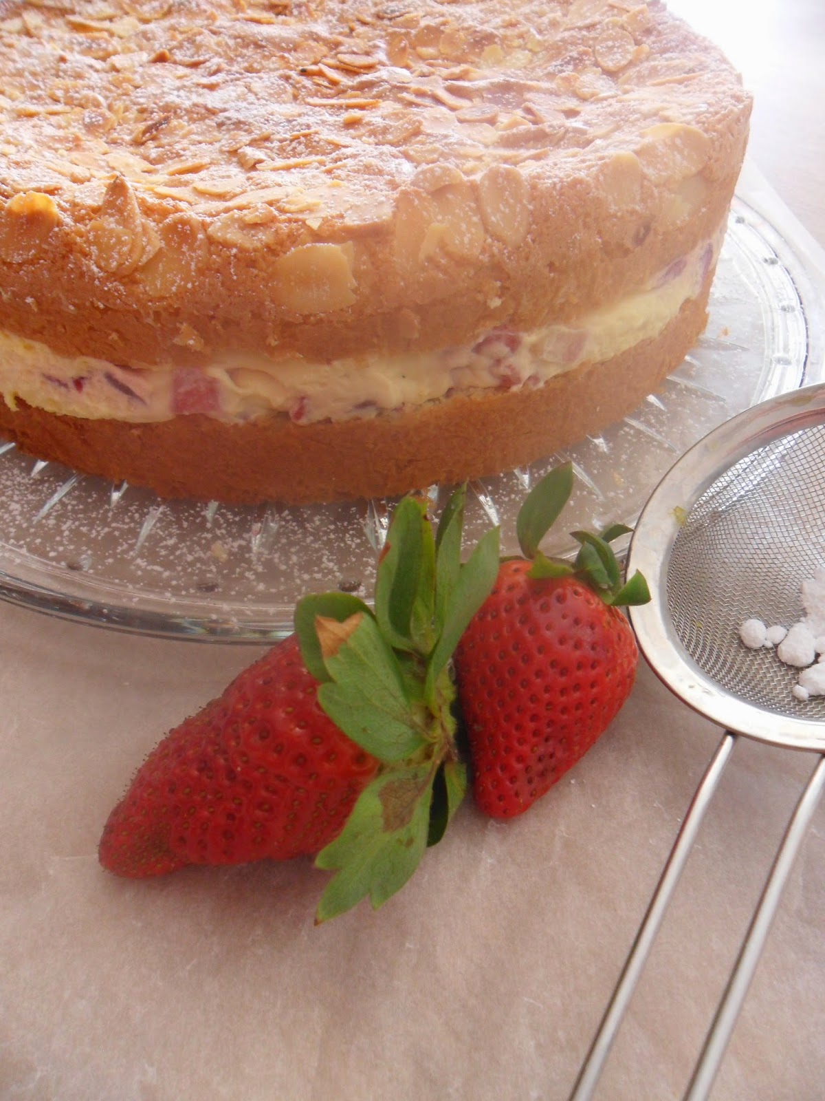 Mia´s Cookies and more: &amp;quot;Falscher&amp;quot; Bienenstich mit Erdbeeren