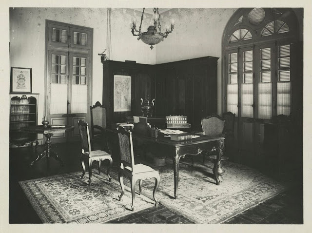 Phòng làm việc của quan Toàn quyền Đông Dương. Trên bức tường góc phải có ảnh vua Khải Định.