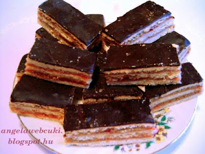 Zserbó recept, karácsonyi sütemény, dióval és gyümölcslekvárral töltve valamint csokoládémázzal lekenve.