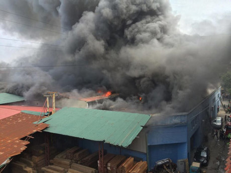 Chay kho hang tren duong Truong Chinh, nhieu tai san bi thieu rui - Anh 3