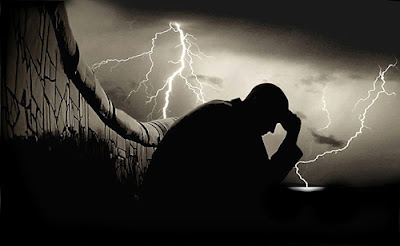 Hombre sentado pensando en medio de una tormenta