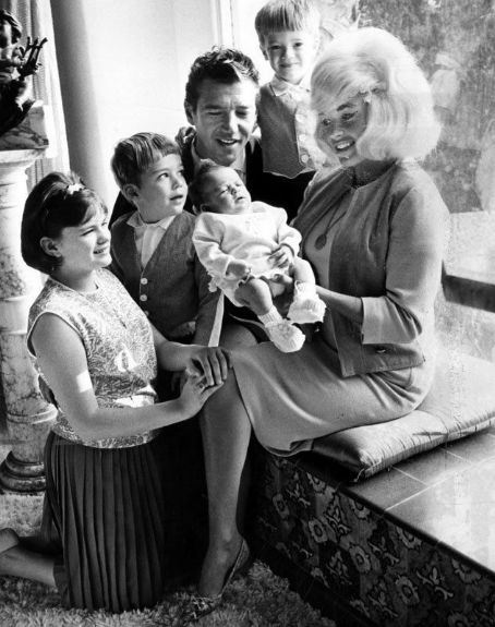 http://2.bp.blogspot.com/-mok7_kPB3UE/UXiqiCtKopI/AAAAAAAASKs/fMZZSfwsTlI/s1600/wpid-jayne_mansfield-family.jpeg