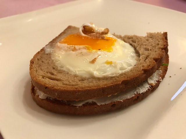 senza bimby, egg-in-a-hole-sandwhic di pane di segale con uova al tegamino