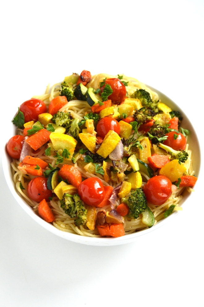 Lemon Garlic Roasted Vegetable Pasta is a light and flavorful dish packed with your favorite roasted vegetables that is perfect for any dinner party! www.nutritionistreviews.com