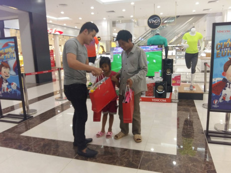 Niềm vui bất ngờ đến với người cha đi chân đất, nắm tay con gái mua mì tôm trong TTTM - Ảnh 1 Niem vui bat ngo den voi nguoi cha di chan dat, nam tay con gai mua mi tom trong TTTM - Anh 1