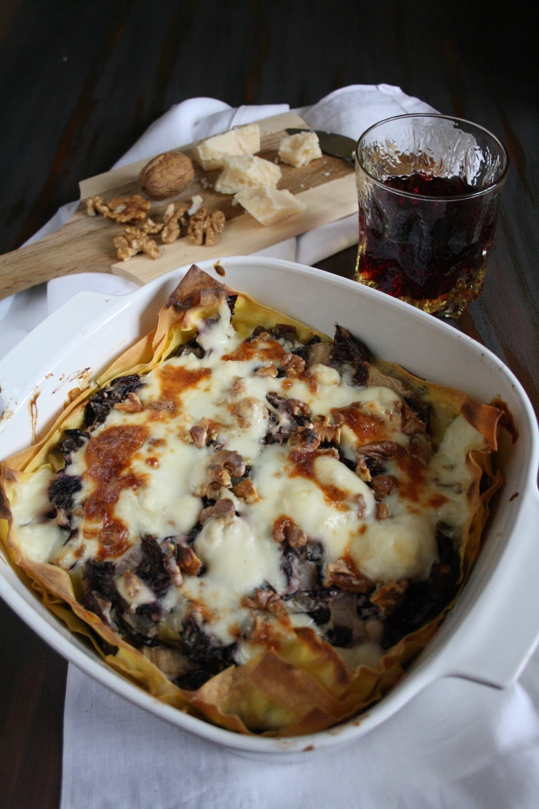 PASTA AL FORNO RADICCHIO, TALEGGIO E NOCI La tavola imbandita