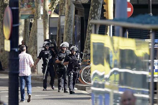Un atentado con una furgoneta deja varios muertos en las Ramblas de Barcelona