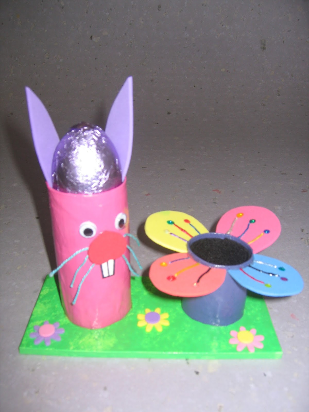 Amiscol Bricolage d'un lapin de Pâques.