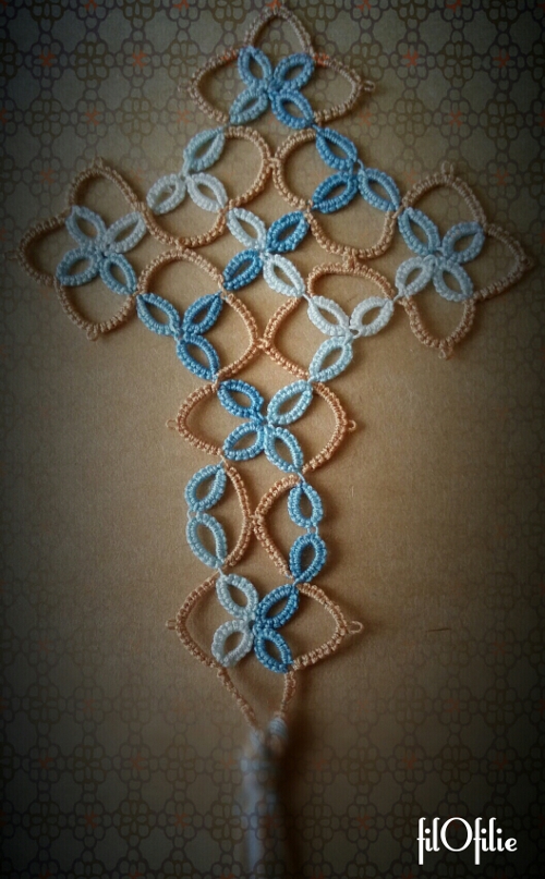 Croix en frivolité dentelle aux navettes, marque-page Croix en frivolité dentelle aux navettes, marque-page