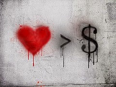 Grafiti: corazon rojo, símbolo de dolar negro en una pared blanca