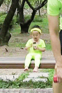 [슈퍼맨이돌아왔다] 형아가 아령들 때 뒤에서 딸기쥬스 홀짝홀짝 마시던 이서준 연두회원님.jpgif | 인스티즈