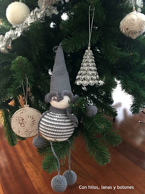 Con hilos, lanas y botones: Duende amigurumi de Navidad (patrón gratuito de Pitusas y Petetes)