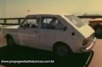 Propaganda do Fiat 147 sendo desafiado a atravessar a ponte Rio-Niterói com apenas 1 litro de gasolina.